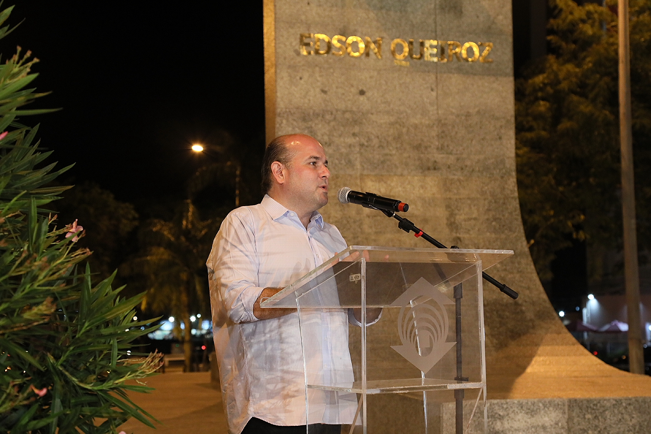 prefeito roberto cláudio faz discurso